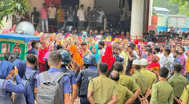 গাজীপুরে শ্রমিকদের পুনর্বহালের দাবিতে বিক্ষোভ, কারখানা ছুটি 